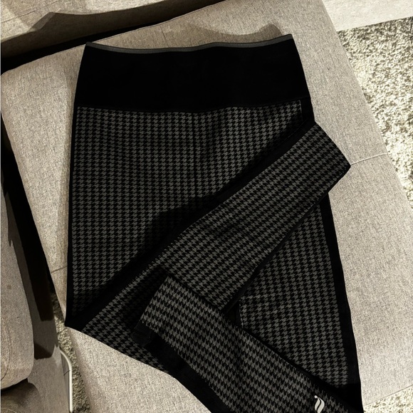 Fabletics Workout Set - Picture 4 of 5